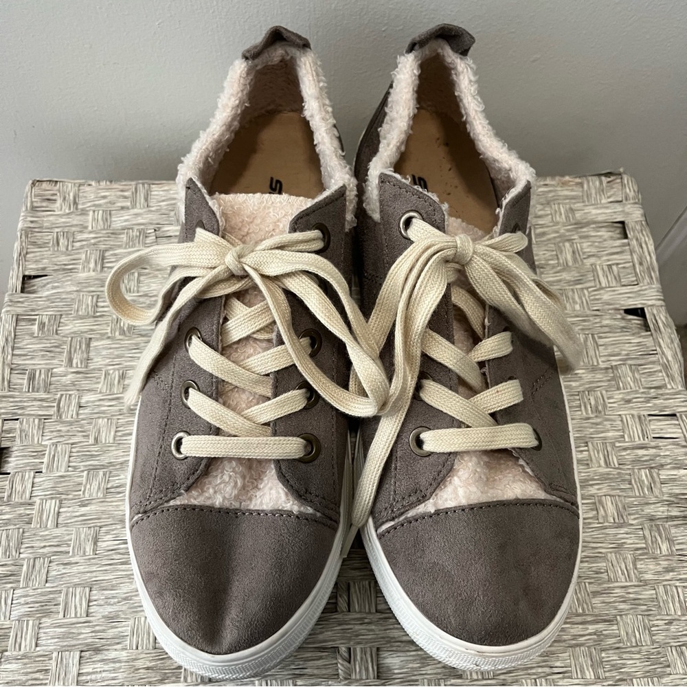 Soda Size 10 Women's Tan Off-White Faux Fur & Suede Casual Sneakers